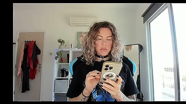 Snapshot of Lara_Bergmann chatting on February 20, 2026, 9:33 am Lara Bergmann online show from February 20, 2026, 9:33 am