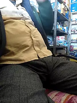 Snapshot of Srmotrs chatting on December 20, 2025, 6:05 am Srmotrs online show from December 20, 2025, 6:05 am