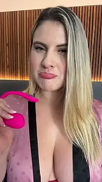 EmiilyAdams  online show from February 20, 2026, 10:33 pm