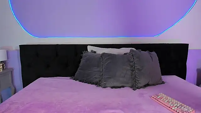 Julieta Cortes   online show from November 18, 2025, 12:08 pm