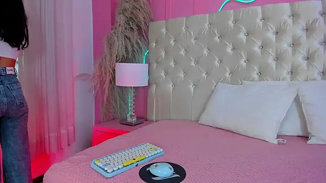 Julieta Cortes   online show from March 28, 2026, 11:55 am