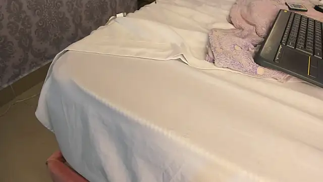 Isa little4u online show from December 2, 2025, 9:22 am