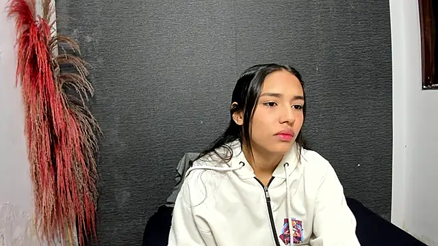 monse 02 online show from March 22, 2025, 12:35 pm