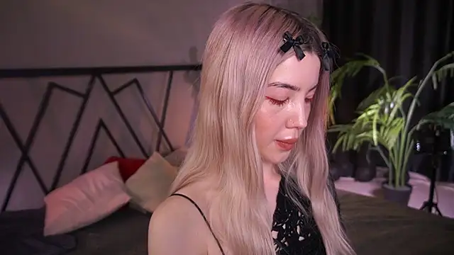 Snapshot of LindaThacker chatting on April 13, 2026, 4:38 am LindaThacker online show from April 13, 2026, 4:38 am