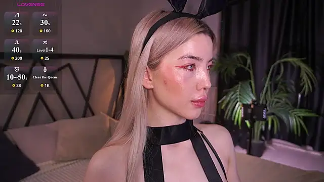 Snapshot of LindaThacker chatting on April 5, 2026, 3:35 am LindaThacker online show from April 5, 2026, 3:35 am