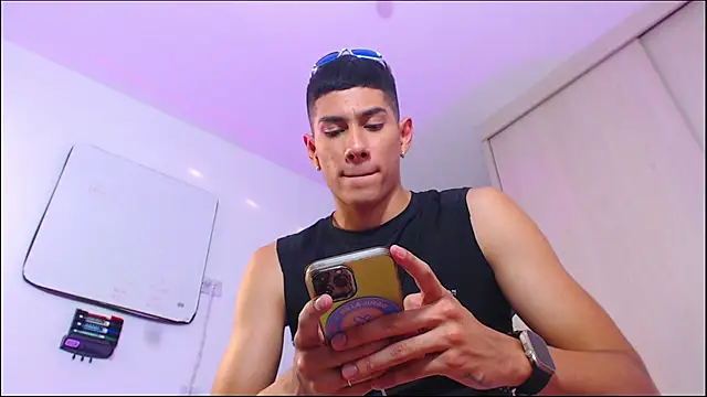 Snapshot of Valerio_20 chatting on July 1, 2026, 10:43 pm Valerio 20 online show from July 1, 2026, 10:43 pm