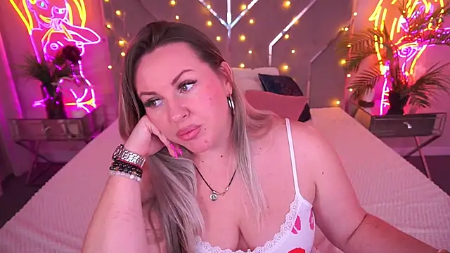 KiraCandyS online show from April 16, 2026, 9:39 pm