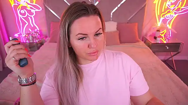 KiraCandyS online show from May 14, 2026, 8:28 pm