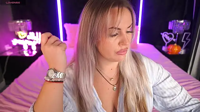 KiraCandyS online show from November 18, 2025, 10:02 pm