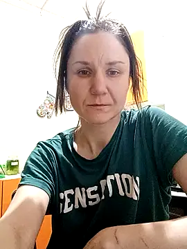 Snapshot of Holly_Bette chatting on February 4, 2025, 4:48 am Holly Bette online show from February 4, 2025, 4:48 am