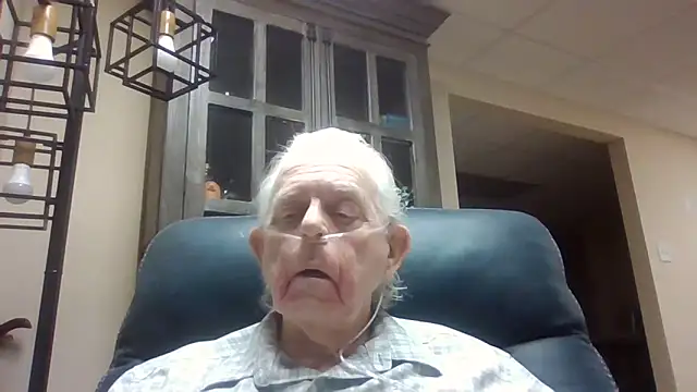 Snapshot of bootlegmanz chatting on April 22, 2026, 2:35 pm bootlegmanz online show from April 22, 2026, 2:35 pm