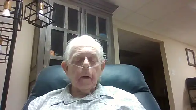 Snapshot of bootlegmanz chatting on April 23, 2026, 3:57 pm bootlegmanz online show from April 23, 2026, 3:57 pm