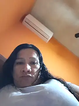 miicheele32 online show from November 22, 2025, 8:57 am