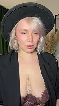 Charming Daphny online show from April 15, 2026, 11:05 am