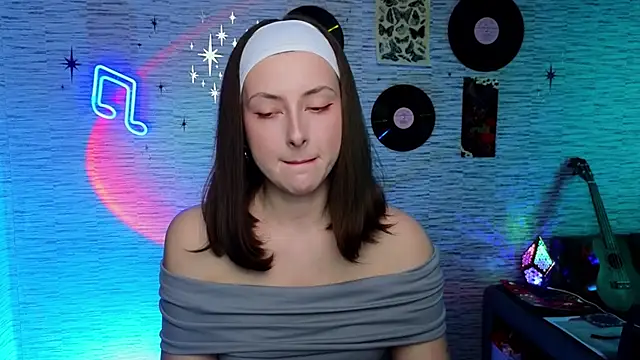 GloriaElmer online show from March 4, 2025, 9:29 am