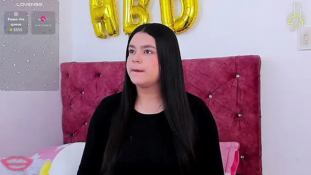 skyhotgirll online show from April 1, 2026, 5:54 pm