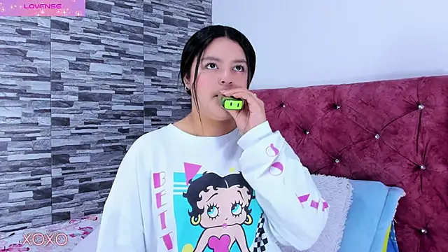 Snapshot of skyhotgirll chatting on February 10, 2025, 6:24 pm skyhotgirll online show from February 10, 2025, 6:24 pm