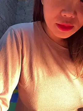 Snapshot of Laura8910 chatting on December 3, 2024, 2:20 am Laura8910 online show from December 3, 2024, 2:20 am