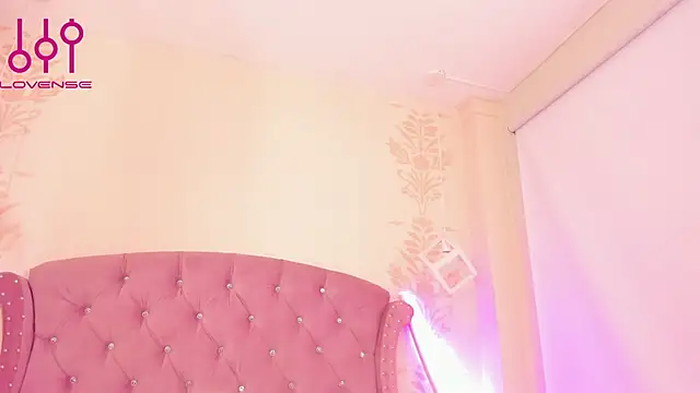 DaphneLloyd online show from September 19, 2025, 2:37 am