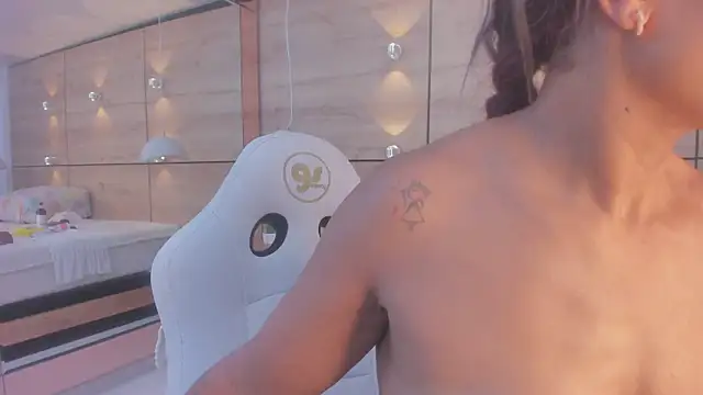 martina touss online show from December 15, 2025, 12:33 pm