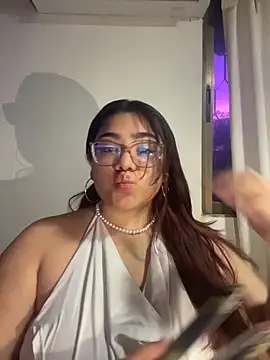 KathyGonzalez online show from November 16, 2025, 11:04 am