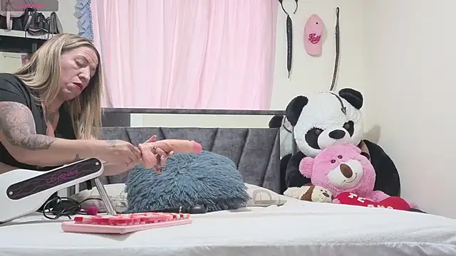 Hotsamantamature online show from October 22, 2025, 9:57 pm