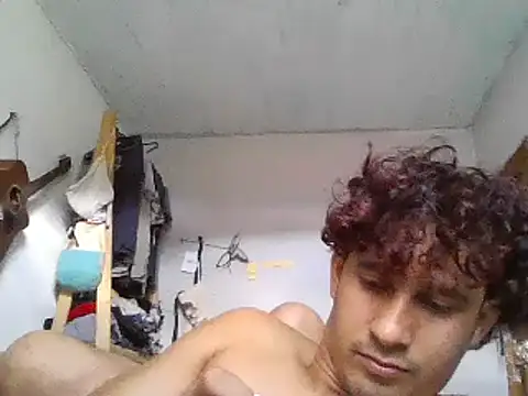 Snapshot of pedrodavid_ chatting on February 5, 2025, 6:04 pm pedrodavid  online show from February 5, 2025, 6:04 pm