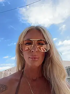 blondiluvsanal online show from June 18, 2026, 3:50 pm
