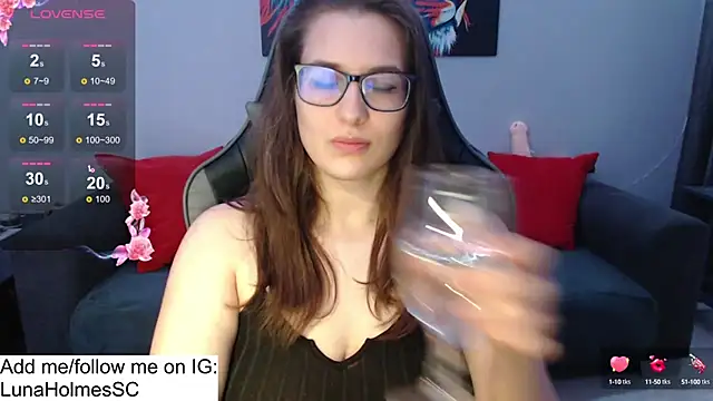 LunaHolmes online show from January 24, 2025, 4:49 pm