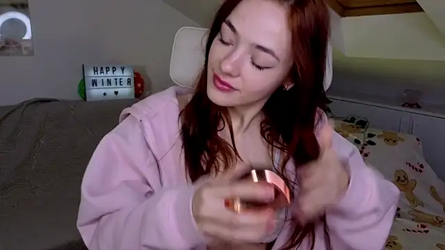 MiaRouge online show from December 5, 2025, 2:54 am