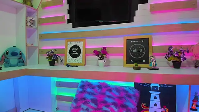 megan ssmith  online show from November 19, 2025, 7:14 pm