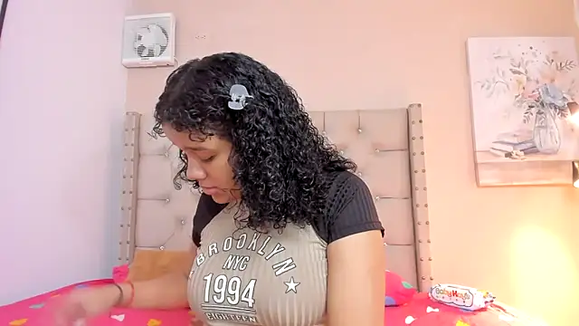 vanesasexyhot21 online show from October 30, 2025, 2:32 am