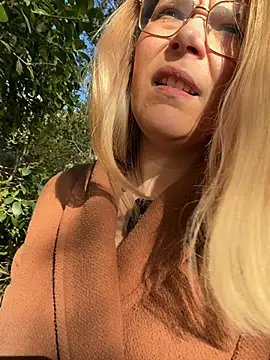 EmyLana online show from March 13, 2026, 7:13 am