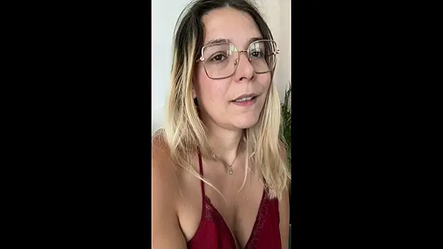 EmyLana online show from June 10, 2026, 4:41 pm