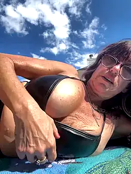 Snapshot of karrmmaa chatting on November 14, 2025, 6:44 pm karrmmaa online show from November 14, 2025, 6:44 pm