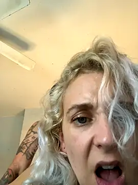 Snapshot of degiggxxx chatting on October 4, 2025, 8:21 pm degiggxxx online show from October 4, 2025, 8:21 pm