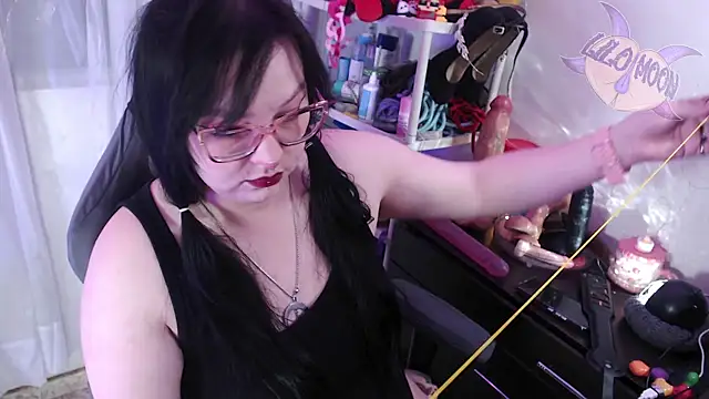 LiloMoon69 online show from October 3, 2025, 1:23 pm