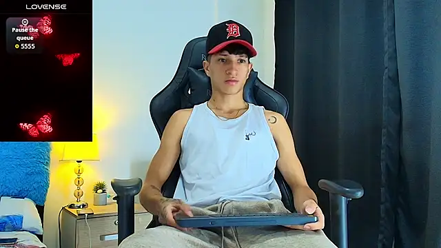  CamiloBass online show from July 26, 2026, 1:01 am