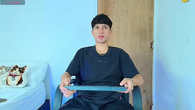  CamiloBass online show from July 19, 2026, 1:03 am