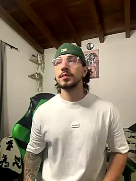 Snapshot of Valentino_Xander chatting on October 13, 2025, 1:07 am Valentino Xander online show from October 13, 2025, 1:07 am