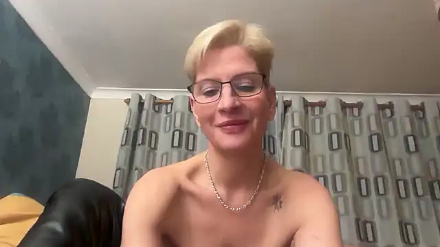 Snapshot of JennyHazel1 chatting on February 14, 2026, 10:54 pm JennyHazel1 online show from February 14, 2026, 10:54 pm