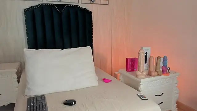 Snapshot of samara_warren chatting on December 3, 2025, 3:00 pm samara warren online show from December 3, 2025, 3:00 pm