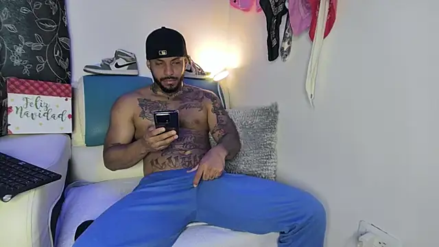 Snapshot of Leenar_Key chatting on February 7, 2025, 1:32 pm Leenar Key online show from February 7, 2025, 1:32 pm