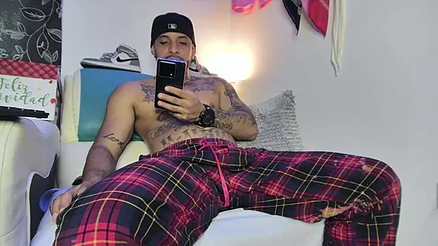 Snapshot of Leenar_Key chatting on February 19, 2025, 5:38 pm Leenar Key online show from February 19, 2025, 5:38 pm