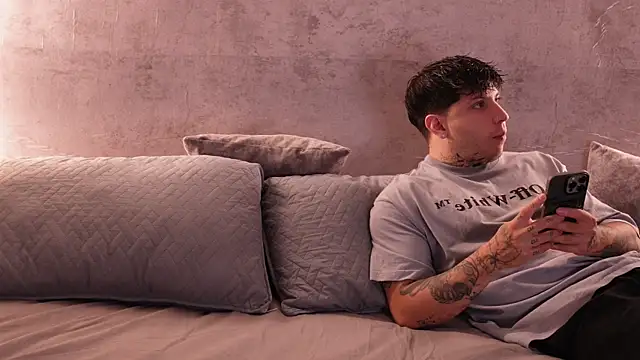 Nicky and Blake online show from November 26, 2025, 5:24 pm