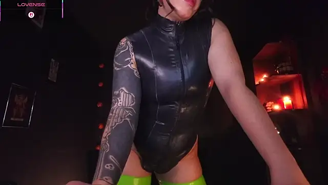 Snapshot of YourMissAlice chatting on December 1, 2025, 7:59 pm YourMissAlice online show from December 1, 2025, 7:59 pm