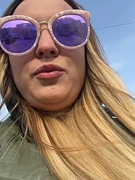 Snapshot of OlgaBuzzz chatting on March 5, 2025, 8:54 am OlgaBuzzz online show from March 5, 2025, 8:54 am