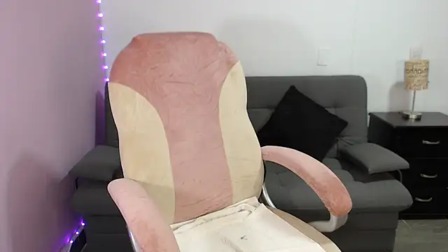 Snapshot of NicoleKitty_ chatting on October 28, 2025, 11:14 pm NicoleKitty online show from October 28, 2025, 11:14 pm