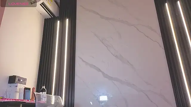 Scarlet Red  online show from February 15, 2026, 12:37 pm