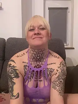 poussichienne online show from March 3, 2025, 7:39 pm